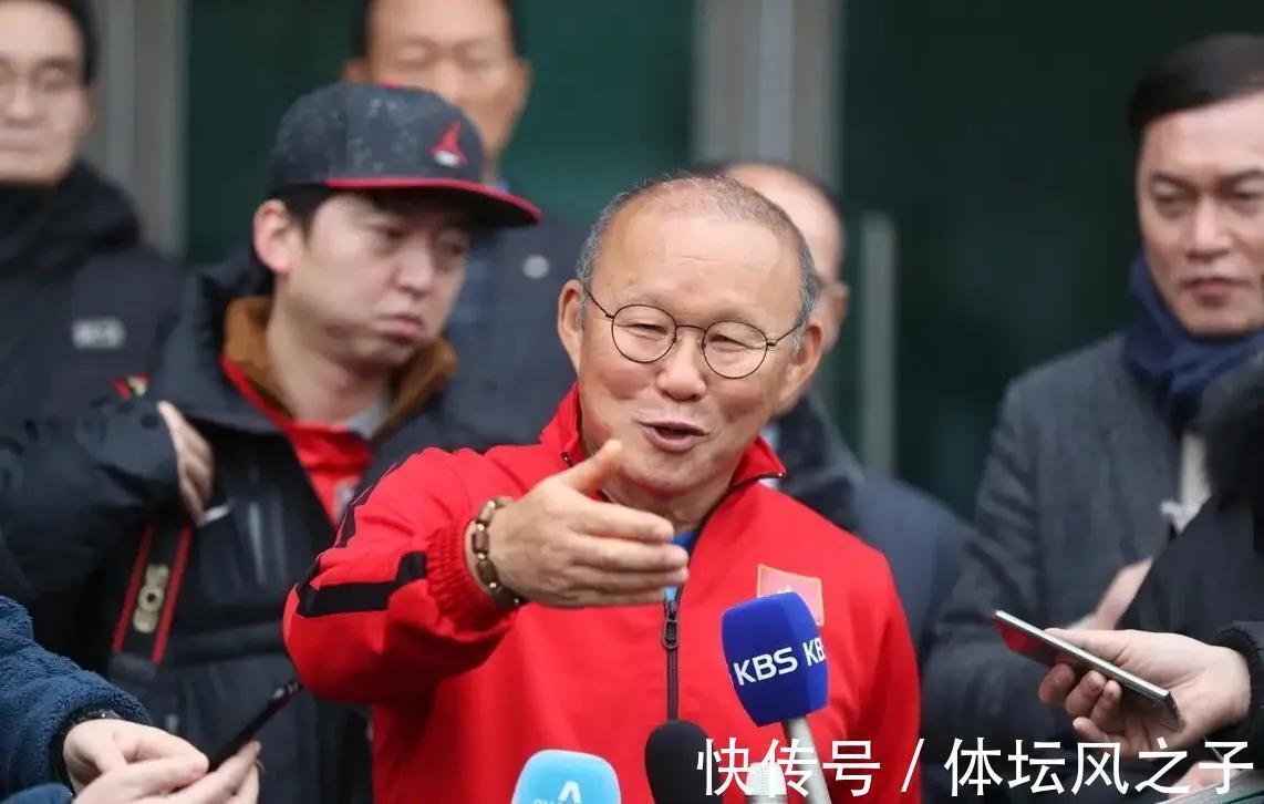 越南|输给了国足,越南主帅遭到巨大质疑,越南球迷对他高薪感到不满