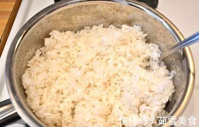 做蛋炒饭时,先炒“米饭”还是先炒蛋?弄错了顺序,怪不得不好吃