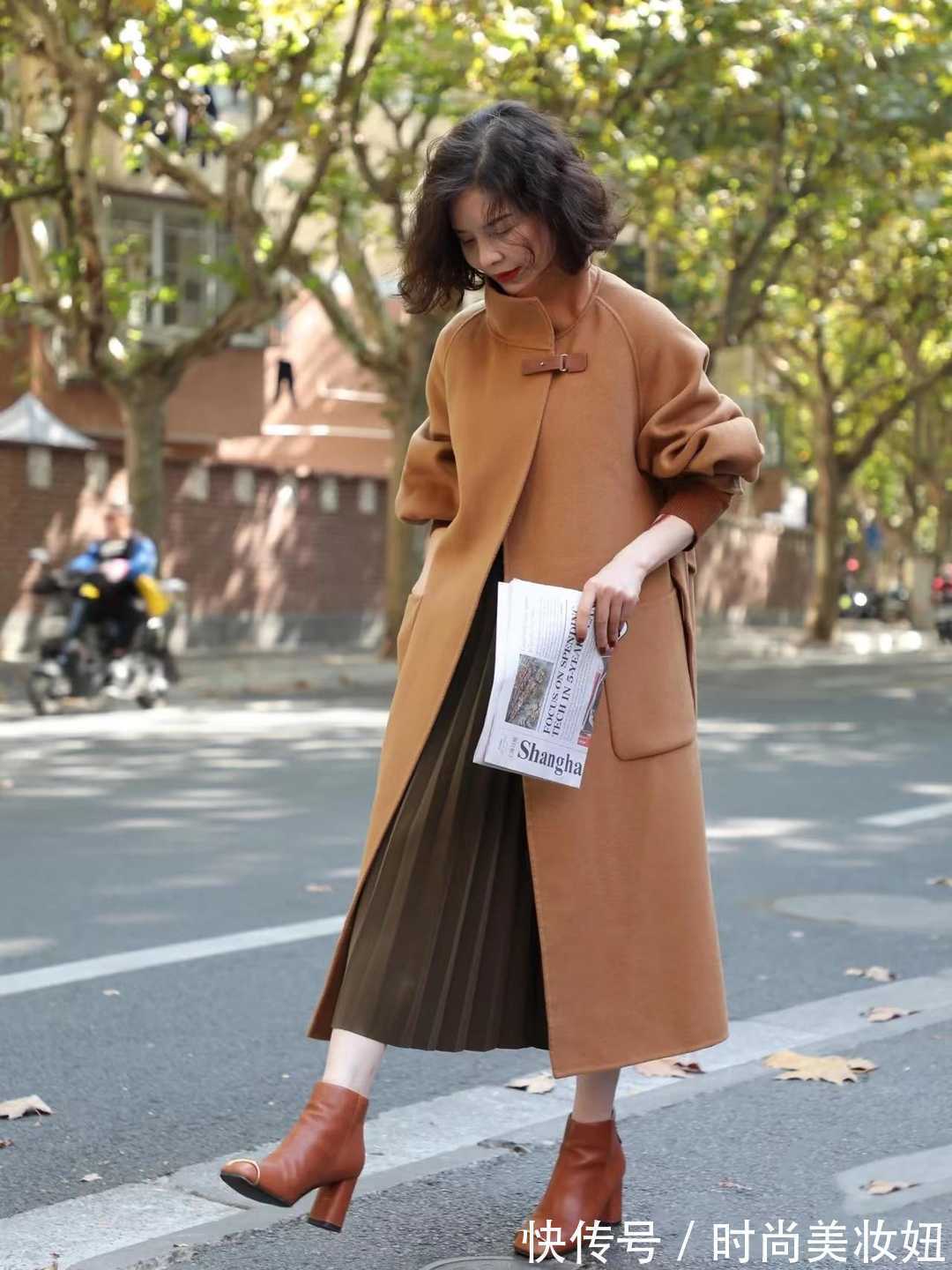 大衣|“驼色大衣”已经烂大街?学时尚博主的高级配色,穿出高雅大牌范