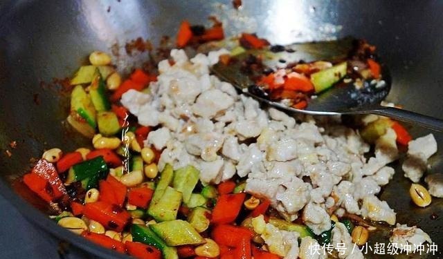 鸡胸肉最下饭的做法,我家隔三差五做一次,老人孩子都爱吃