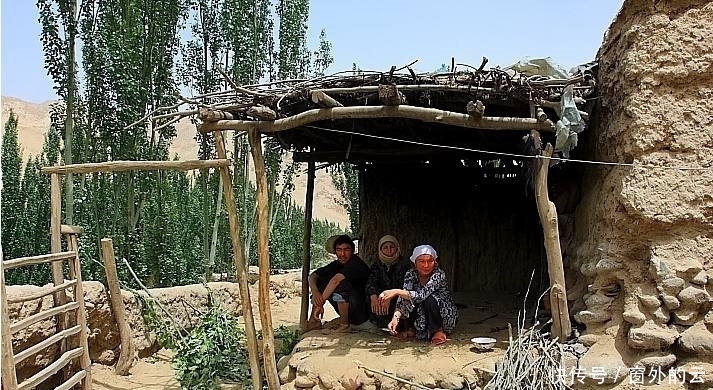 这里的妇女把小花帽作为头饰,因帽子是世界最小的而被载入吉尼斯