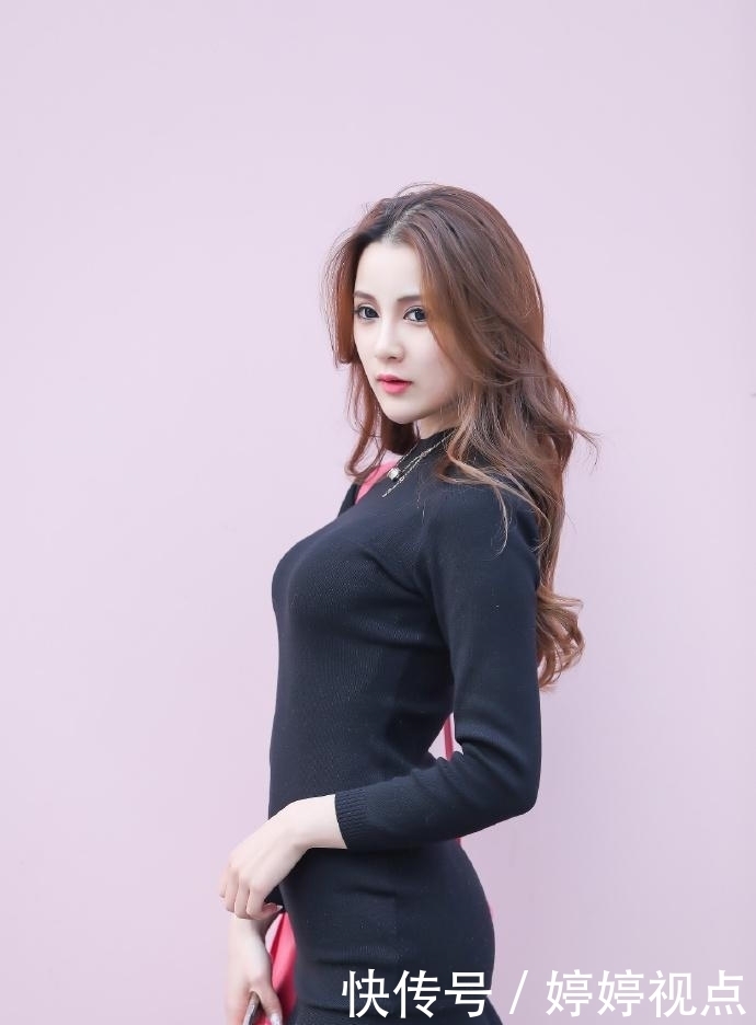 时尚的紧身连衣裙美女,高跟黑色丝袜尽显成熟魅力