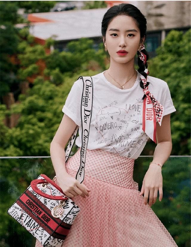 别再扎马尾了，太伤发际线！今年流行这5种扎法，时髦减龄显脸小