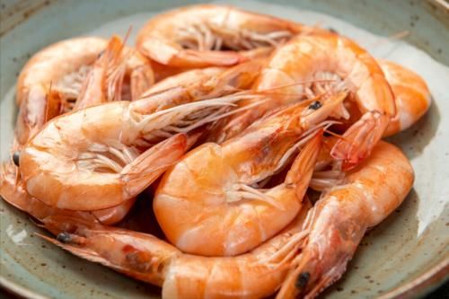 大虾|保存大虾，别再直接冻冰箱，只需1个塑料瓶，到冬天依旧很新鲜