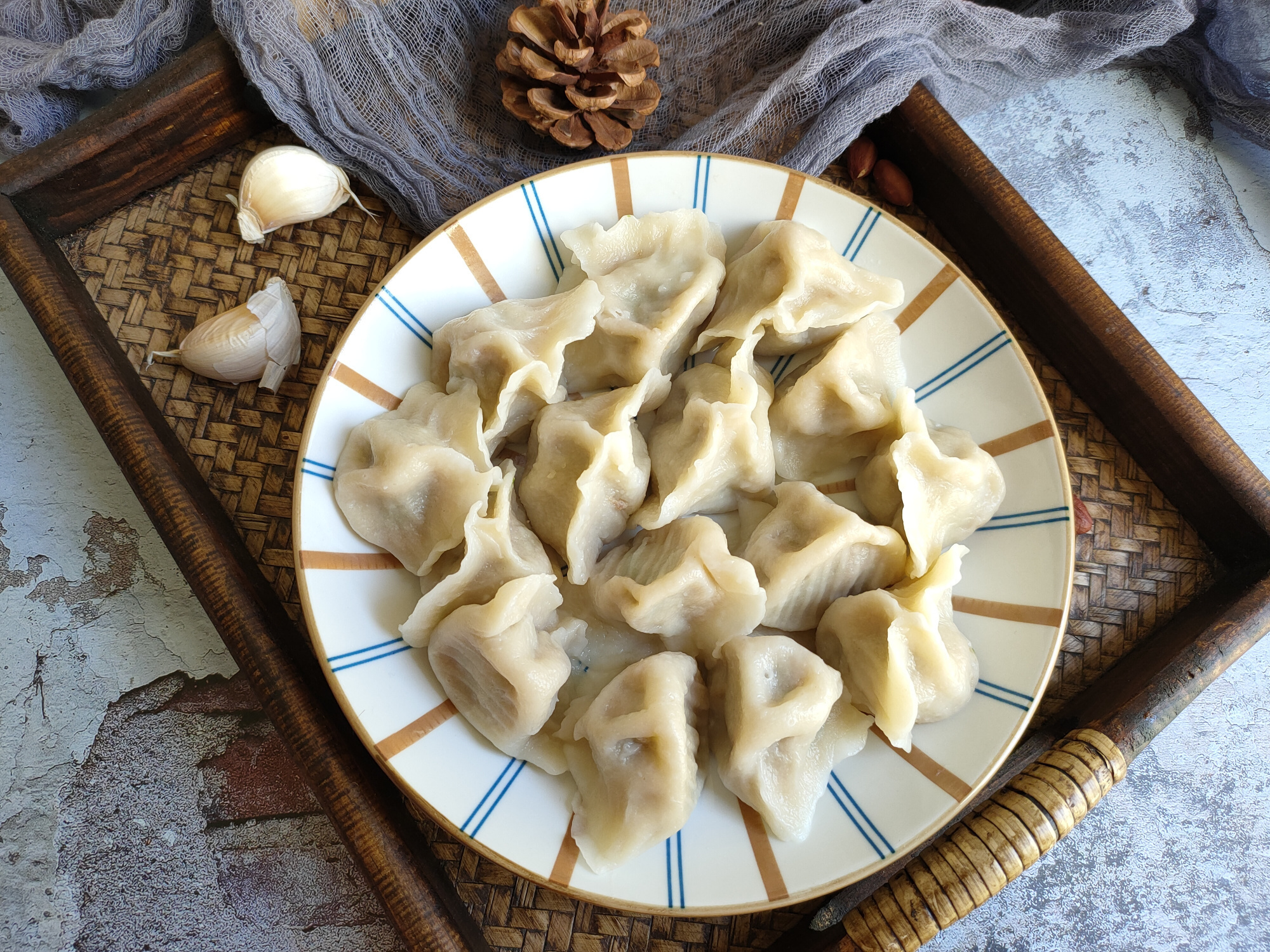 调饺子馅时,先放盐还是先放油不少人搞错了,难怪不鲜嫩不好吃!