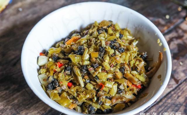 舅舅一家来做客,妈妈做了8个农家菜招待,网友真富有