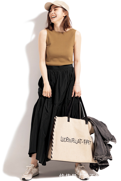 蕾丝 今夏又火了一种新穿搭叫:白色运动鞋+半身裙,既时髦又显年轻