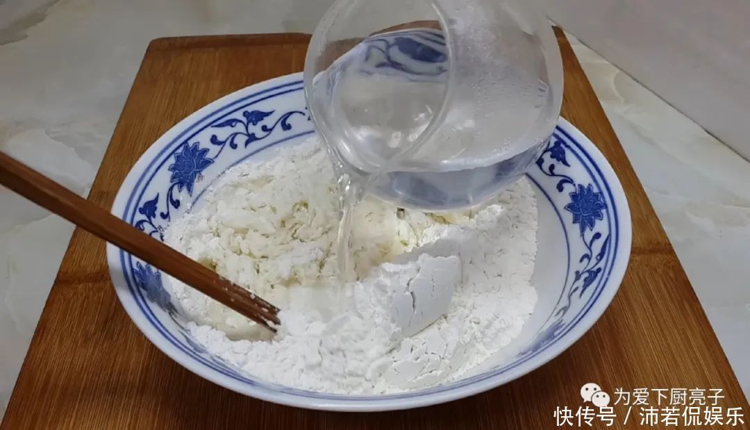  鸡蛋|烙饼这么做太香了，加3个鸡蛋，比手抓饼还香，做一次三天不起早