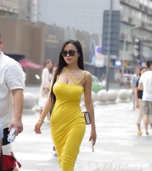 上图|连衣裙的搭配气质卓然,展现女神的自信,好看不挑人