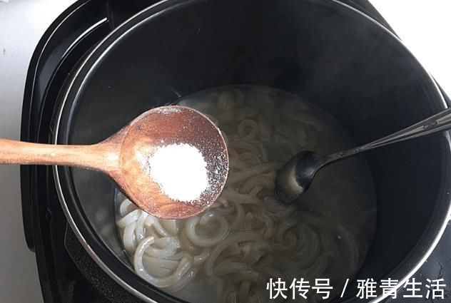 口感|煮猪皮冻,加多少水合适?记住1个比例,口感软滑,易成型更透明