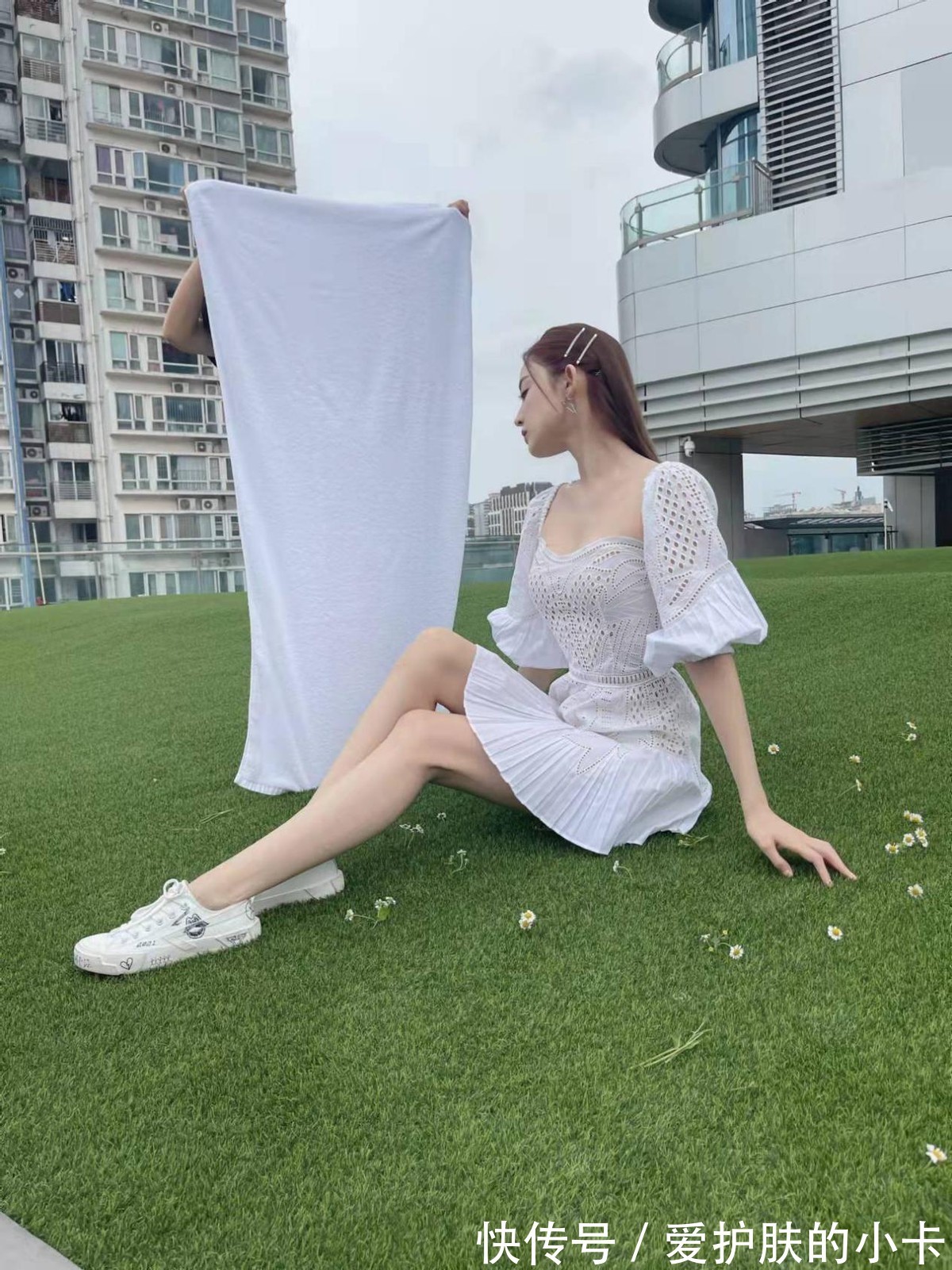 娜扎美 娜扎美得好不低调,小白裙也要挑“镶金”的,高级精致不俗气