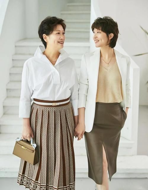 白色衬衫 建议中年女人,尽量少穿黑裤子!今年开春流行这样搭,时髦真好看