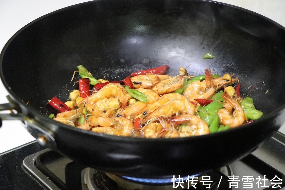 好吃|虾的营养丰富，搭配辣椒爆炒，好吃到舔手指