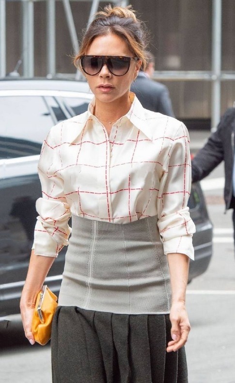 身材比例|贝嫂街拍遭遇“滑铁卢”! 穿拼色裙非要配双大红靴, 一般人真别学