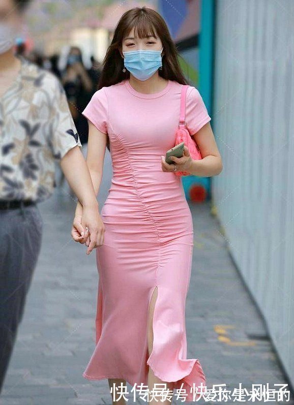 粉色 小姐姐穿粉色裙装,大秀小蛮腰的美,活力满满的甜美风!