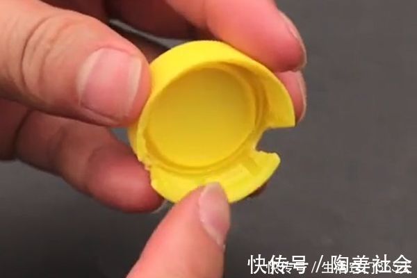 瓶盖|为什么门上要粘一个塑料瓶盖？好多人不知道有啥用？你家肯定需要