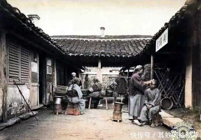 发廊|“发廊”的变迁老照片：图一是清朝理发店，图九是三个美女理发师