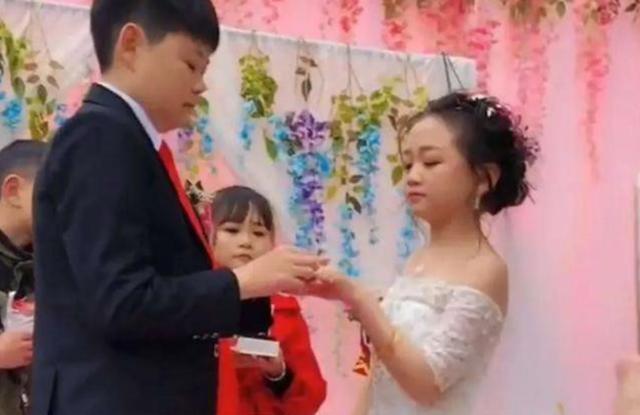 生子|90厘米袖珍女孩,不顾家人反对坚持生子,如今孩子成“瓷娃娃”