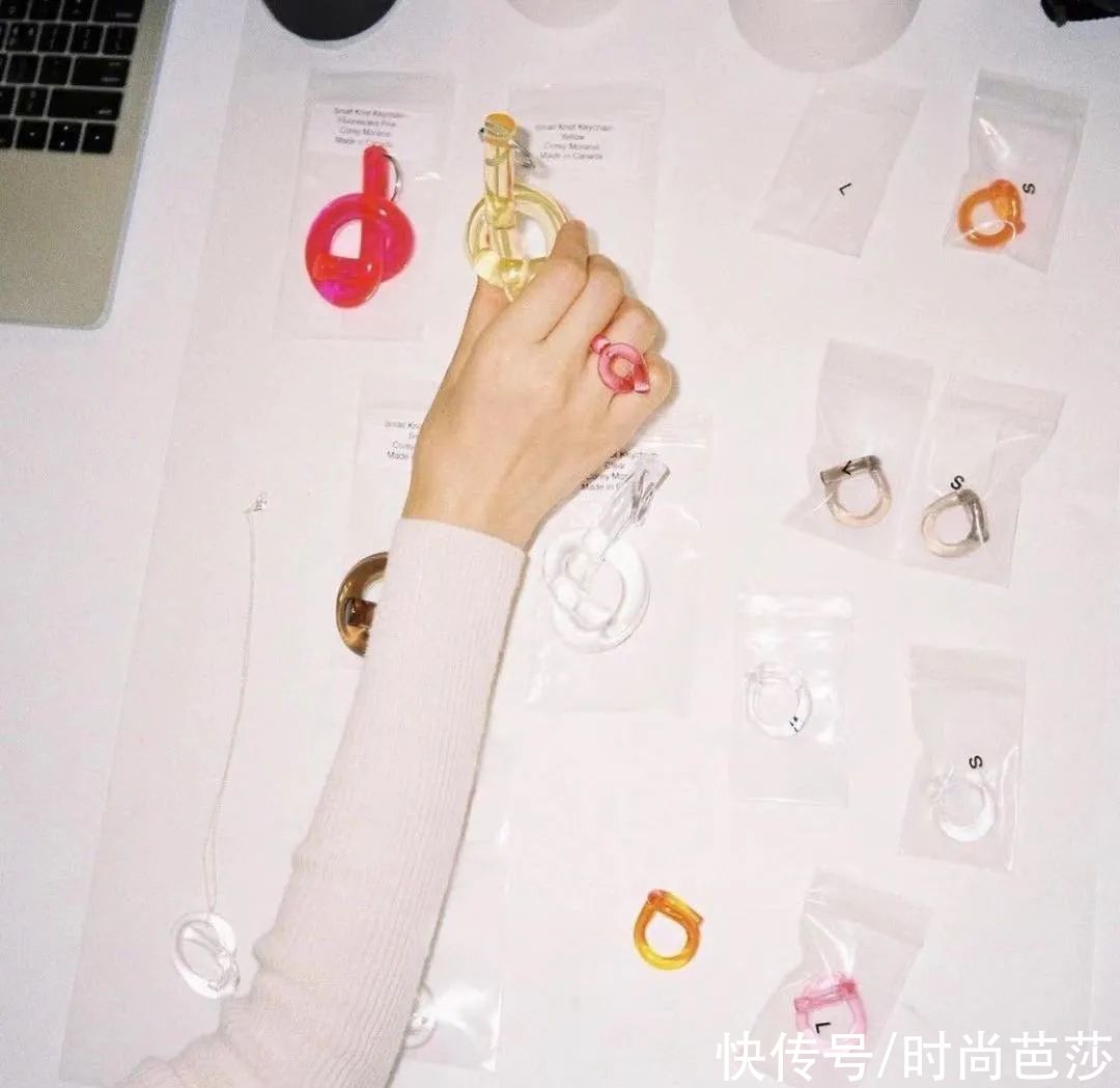 看到Jennie晒手上的戒指，终于找到原因了