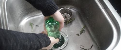 今天才知道,洗碗池上放个塑料瓶,有一个隐藏实用功能,太实用了