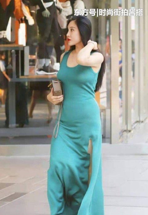 30岁+女人这样穿很抢眼蓝绿色连衣裙+高跟短靴
