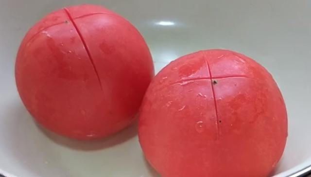 西红柿|西红柿里加2个鸡蛋,不炒不做汤,简单几步,出锅给肉不换,好吃