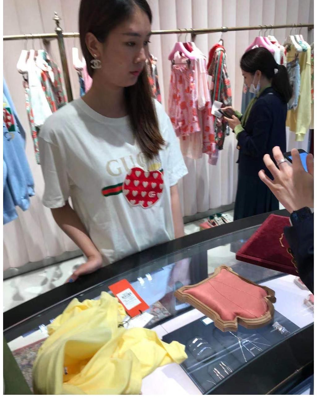 奢侈品|成都某奢侈店男的整拜金女，拜金女偷鸡不成蚀把米