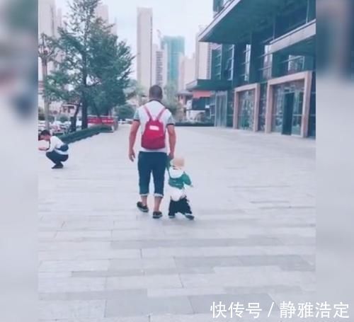 爸爸|亲爸带娃逛街,娃的裤子始终没机会提上去,网友回家肯定跪榴莲