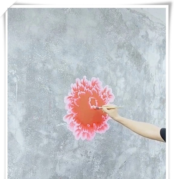 作画$美术生在墙上作画,刚开始被说没素质,成品一出我家墙就交给你了