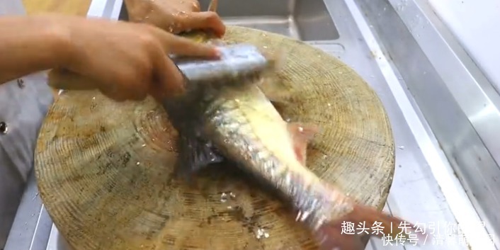 老人|厨师长教你“生焖鱼头”的家常做法,味道鲜美老人孩子都爱吃