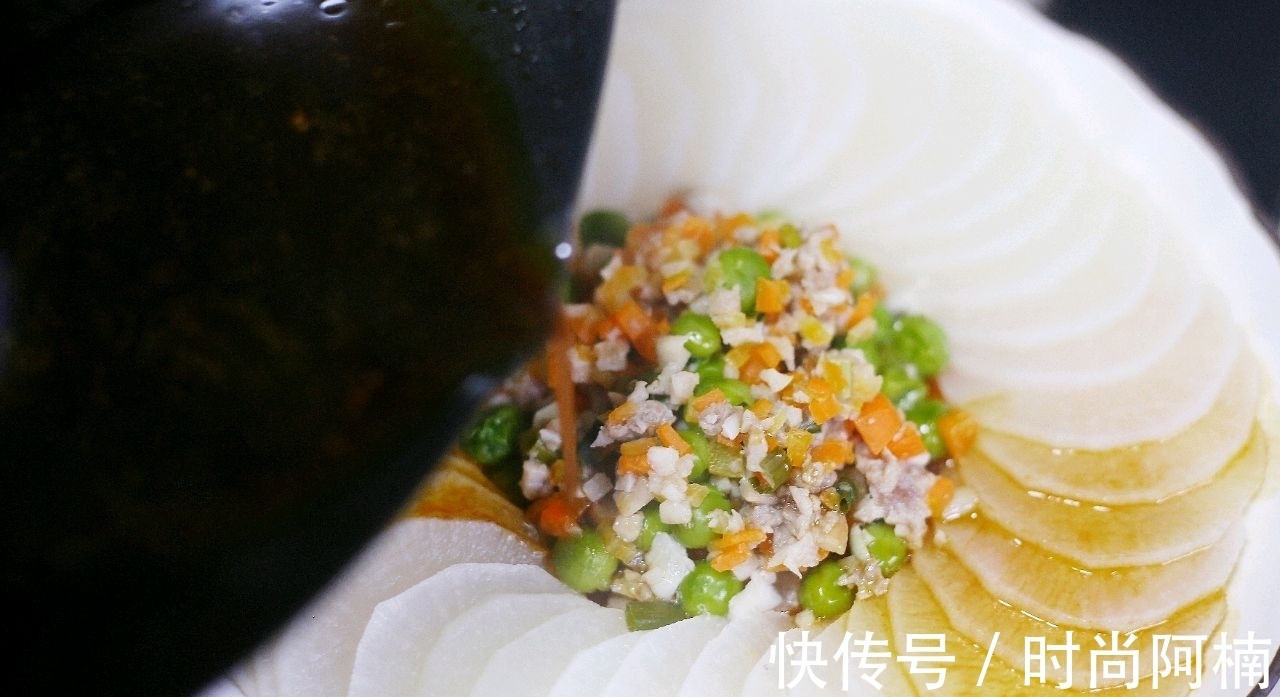 家人|萝卜别总炖了，用剁椒蒸一蒸，香辣可口还下饭，家人都爱吃