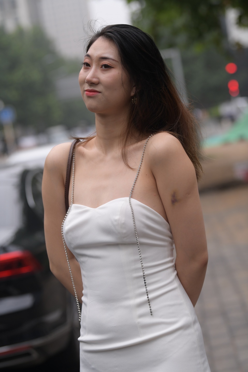 仪态 独一无二的白色吊带裙,时尚又有气质,仪态端庄优雅动人