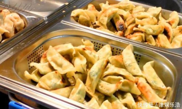 小夫妻在英国卖“特色小吃”,25元1份,刚出摊老外就排队