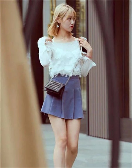 街拍：长发飘飘的小美女，蕾丝外套搭配短裤，美丽又时尚