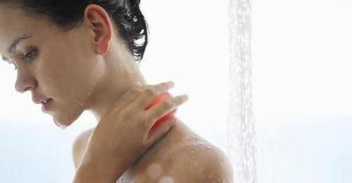 天渐渐冷了,洗太勤也不利于健康,那多长时间洗一次澡对身体才好