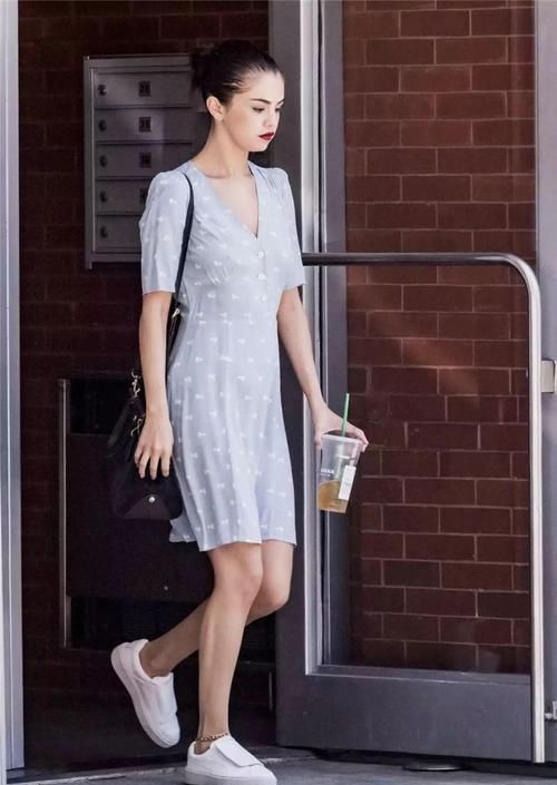 今夏潮流穿搭公式运动鞋+裙装，随性又不刻意