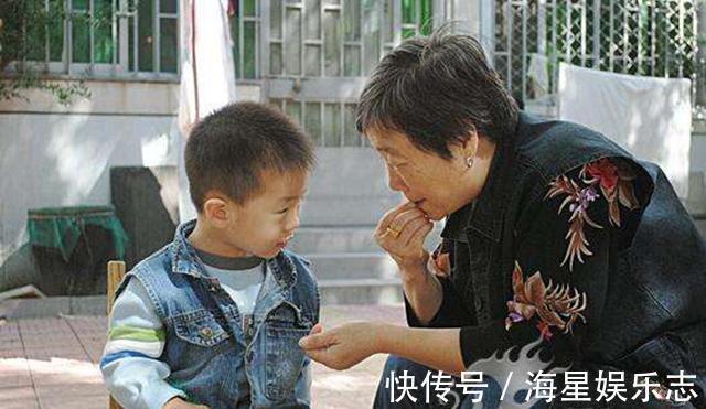 父母|孙子坐小板凳挂吊针,“隔代亲”的爷爷呼呼大睡,妈妈差点误会