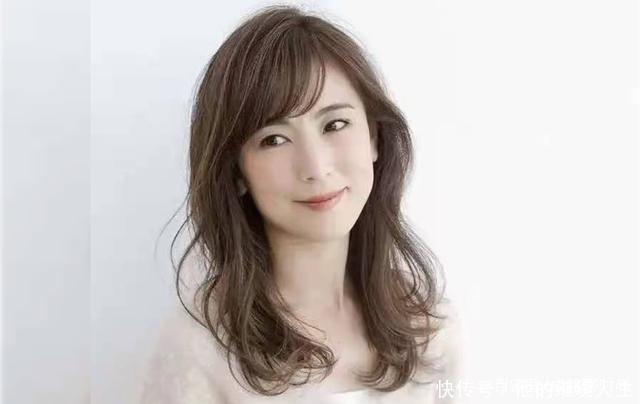 时尚|50岁女人染什么色好看时尚高级感的巧克力色,低调奢华有内涵