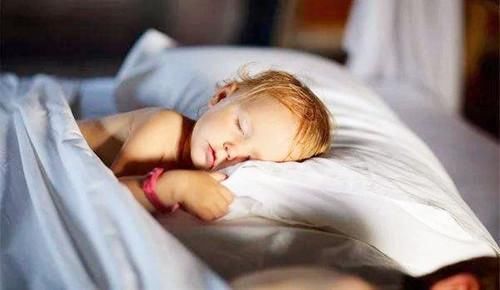 发育|孩子出现这些情况可以考虑戒掉夜奶了，以防影响宝宝发育