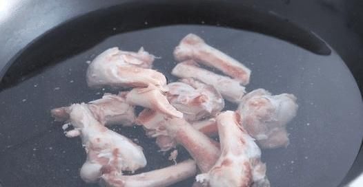  炖羊肉汤，用开水还是用冷水？牢记正确做法，羊汤浓白鲜香无膻味