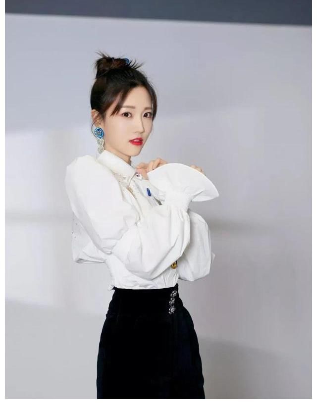 腿精本精張純燁！這樣的主持人明星都要靠邊站