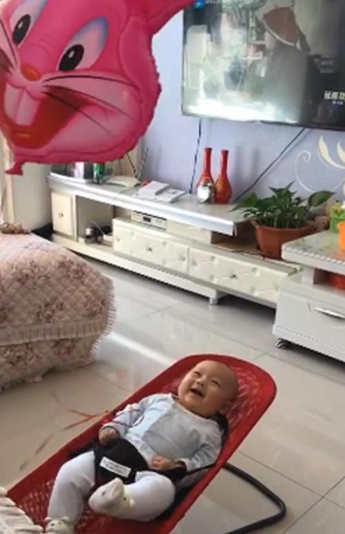 妙招|“最懒爸爸”火了，为偷懒想出哄娃妙招，宝宝一个人玩得不亦乐乎