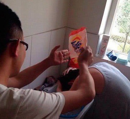 |搞笑图片幽默段子笑话用洗衣粉洗头对身体不好吧,哈哈哈