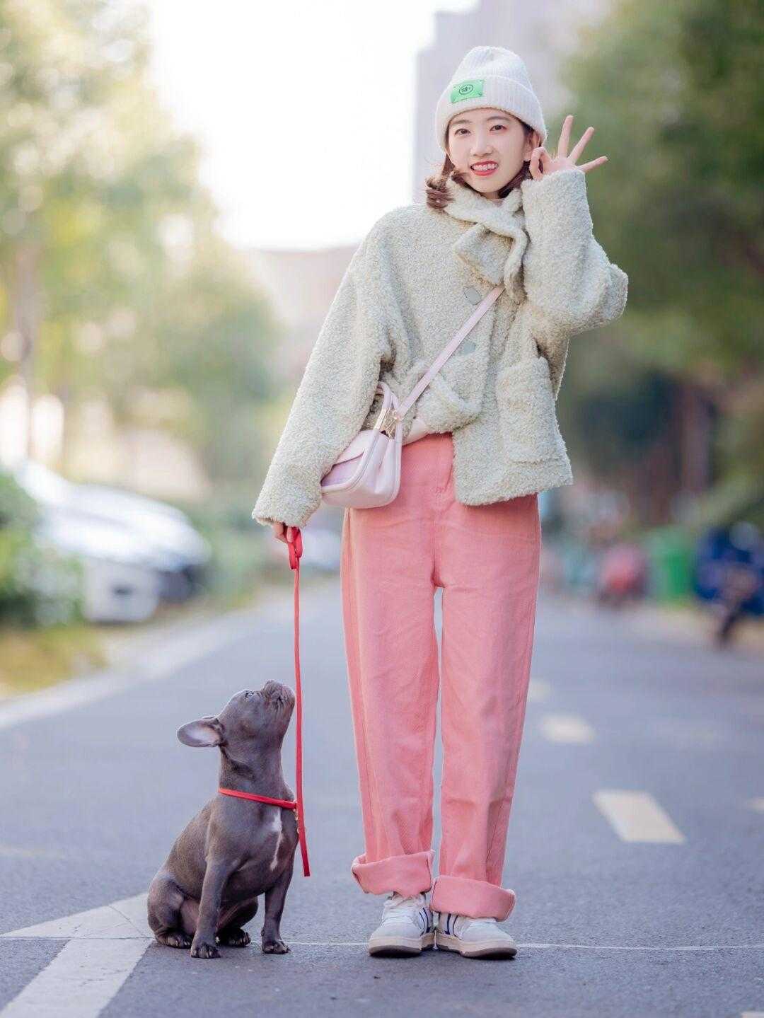 穿搭 冬季要拒绝“老气感”,快安排上这3条高级色裤装,洋气炸了