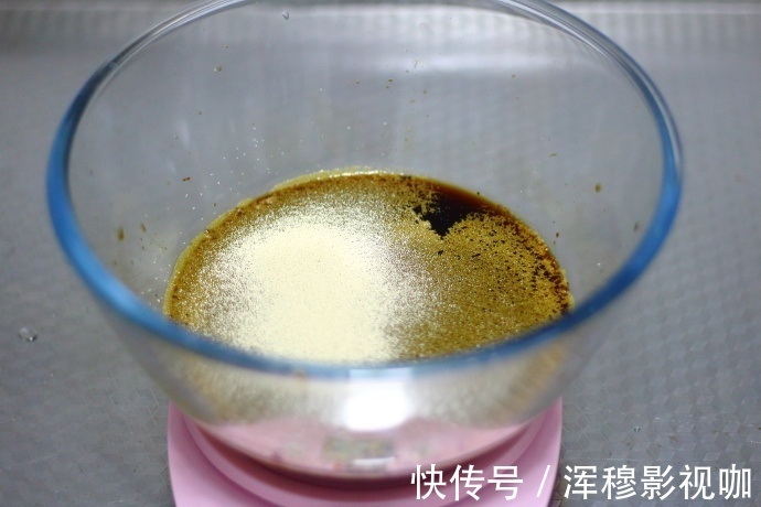 面粉只会做包子馒头不如做成发糕,一拌一蒸,又松软又香甜