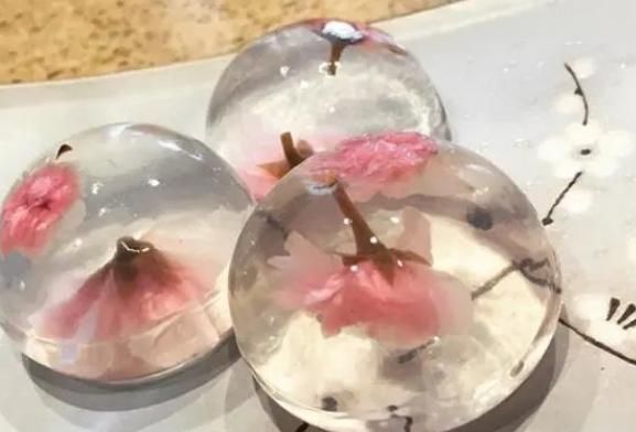 男生舍不得送女生的4种零食,水馒头不算啥,全买得起家里有矿