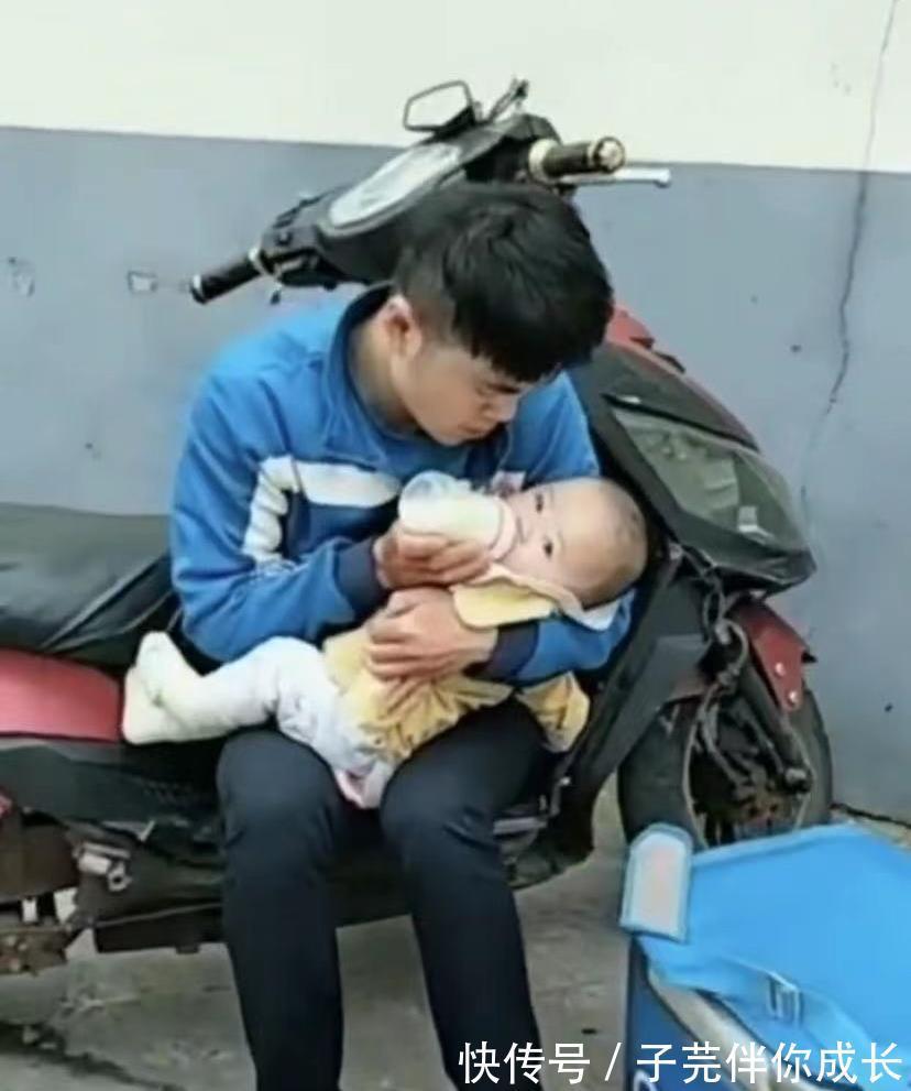 爸爸回来|6个月跟着爸爸送外卖,笑脸治愈无数人,菲儿宝宝如今过得怎样?