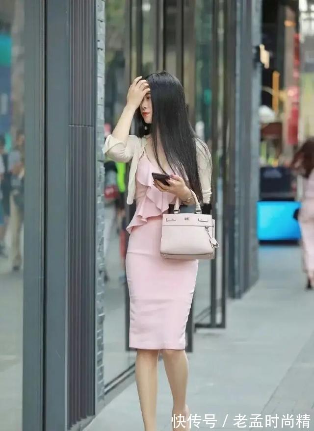 美女|腿型修长的连衣裙美女,不装嫩不显老,简约休闲