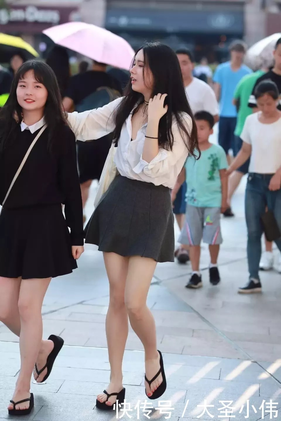 穿搭|美女街拍美女和闺蜜逛街,穿黑色短裙穿搭,少女感爆棚
