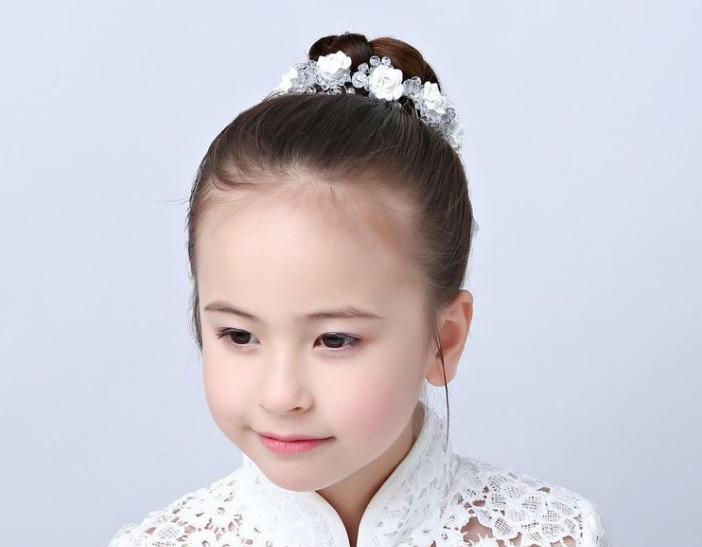 幼儿园老师|看到幼儿园老师给孩子扎的头发,宝妈心疼极了,怒斥太不负责了